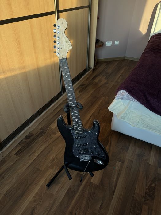 Электрогитара Squier со стойкой
