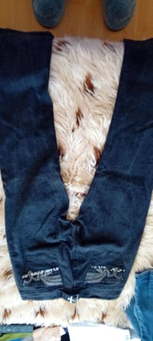 Дънки черни с по два джоба отпред и отзад с паети,копчета закопчаване,