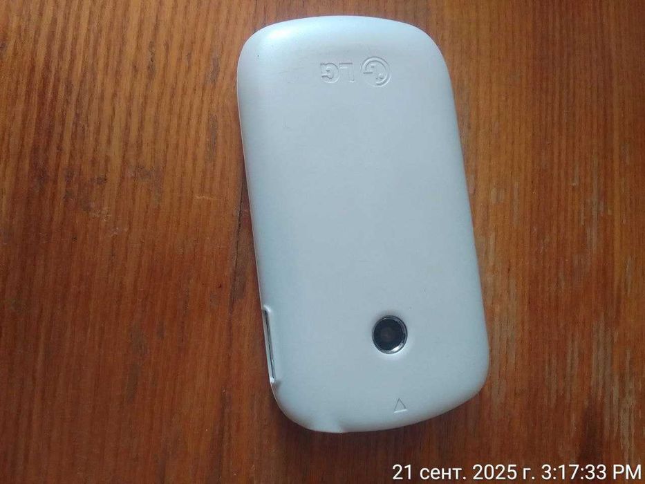 Телефон белого цвета LG - T310i0