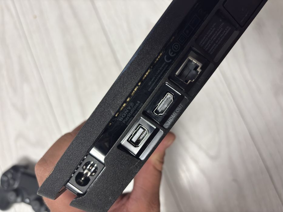 PlayStation 4 Slim  CUH-2216B