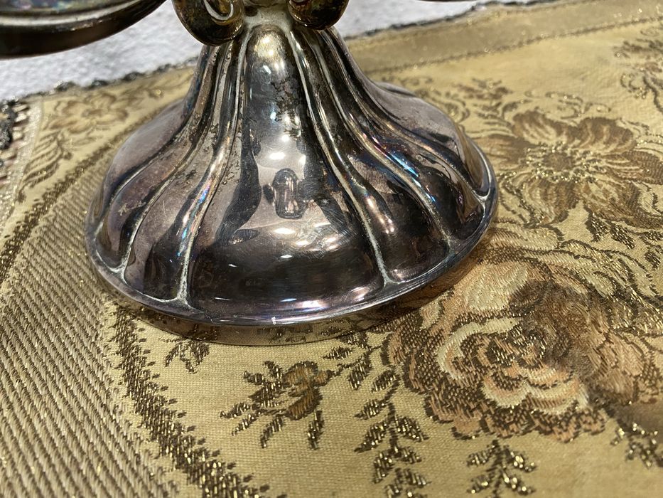 Чифт постебрени свещници от англия свещник