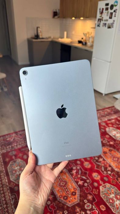 iPad б/у c Apple Pencil и чехлом