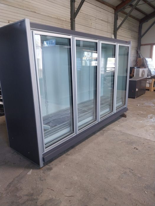 Vand vitrina 4 usi reconditionate cu agregat extern