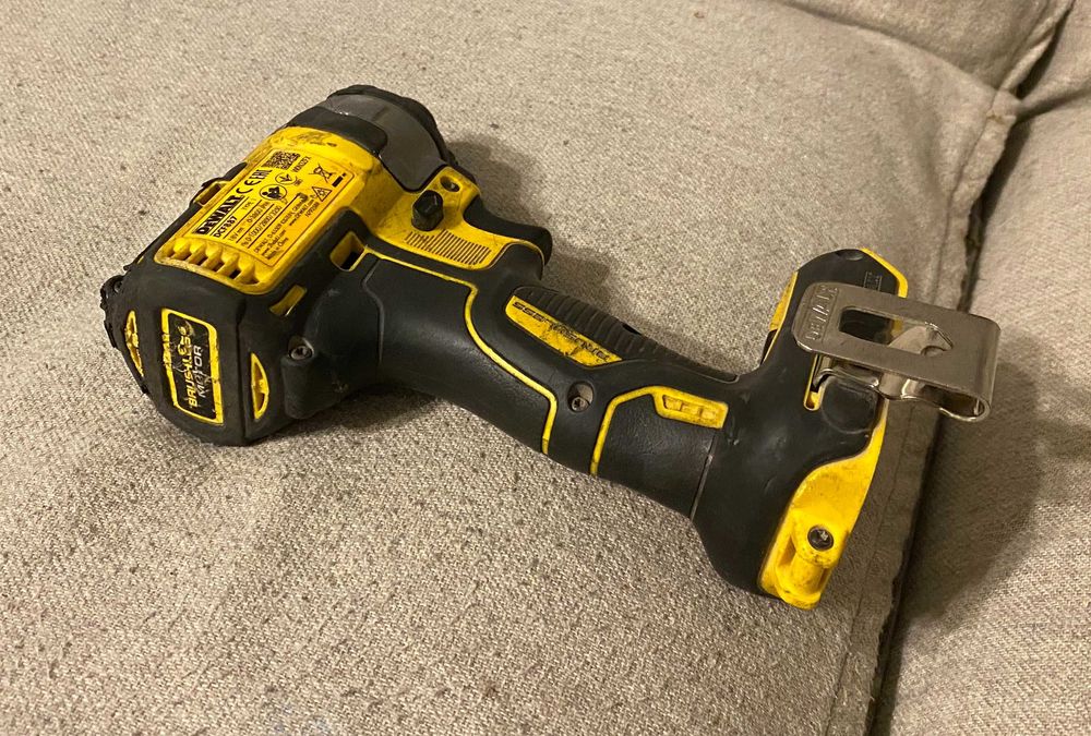 Masina de insurubat cu impact DEWALT DCF887 pe 18V brushless - corp