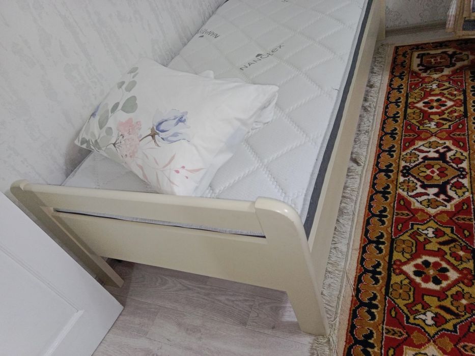 Кровать с матрасом