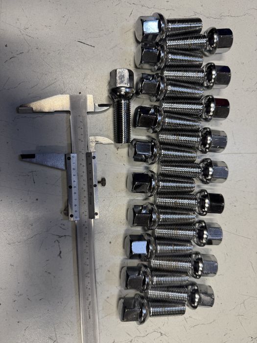 Гуми Bridgestone 215/60/17 и болтове за Мерцедес и др