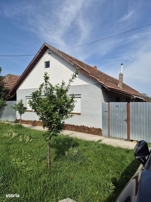 Casă spatioasa cu grădină 1.098 mp, Chisineu-Cris, zona Padureni