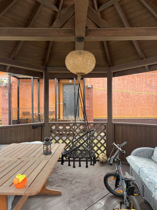 беседка с крышей, тапчан