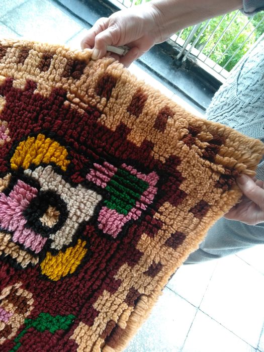 Вълнен ръчен китеник български килим