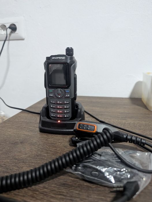 Statii radio emisie receptie walkie-talkie Baofeng UV-21 Pro 
Ecran de