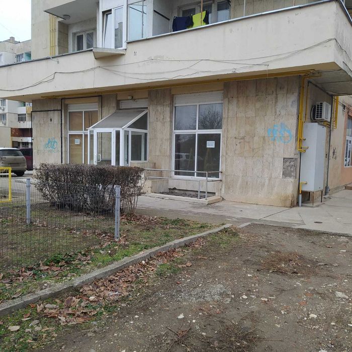 Отдава се под наем търговско помещение от 50кв.