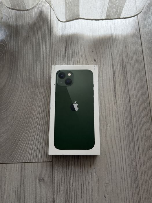 Iphone 13, culoarea verde. Vine si cu husa.