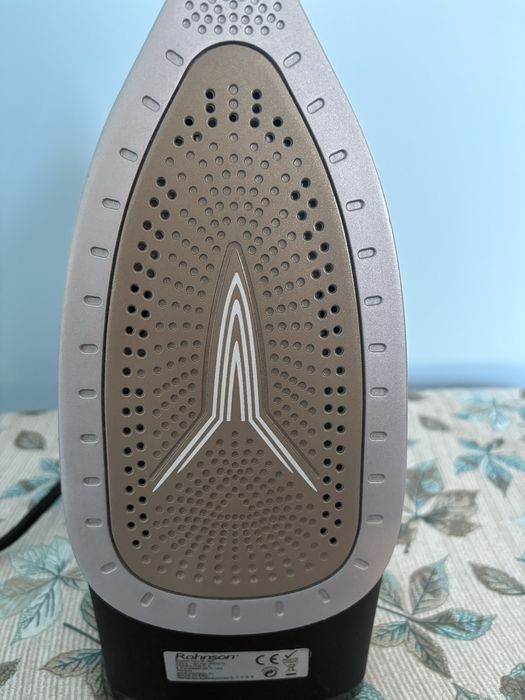Парна ютия Rohnson R-397, 2800 W, Керамична плоча, Anti-calc, Anti-drip, 360° въртящ се кабел
