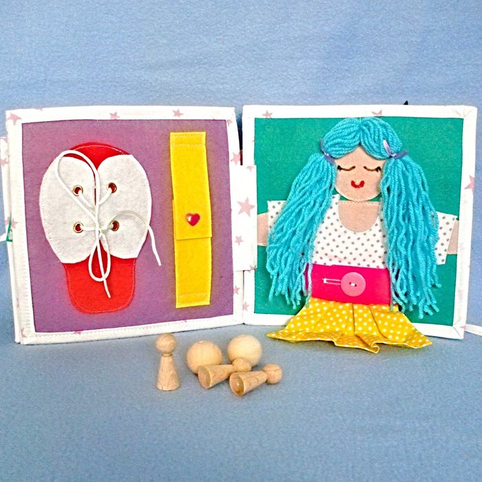 Carte senzoriala interactiva pentru fetite de la 2 ani.