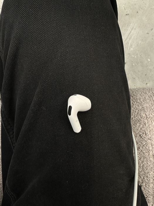 Левый наушник  airpods 4