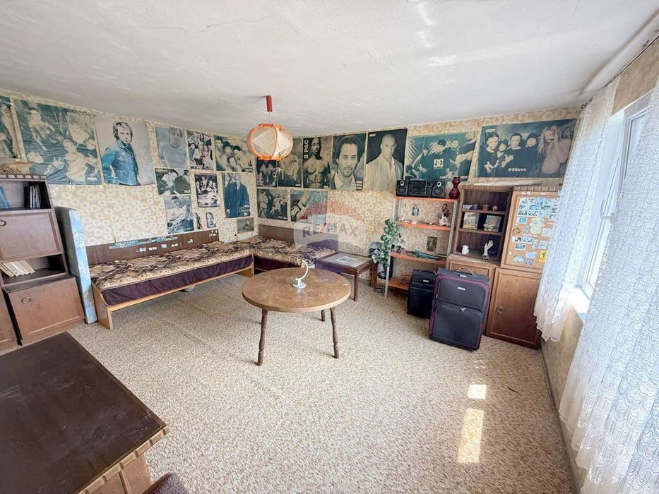 Къща с гараж за продажба в с.Кичево