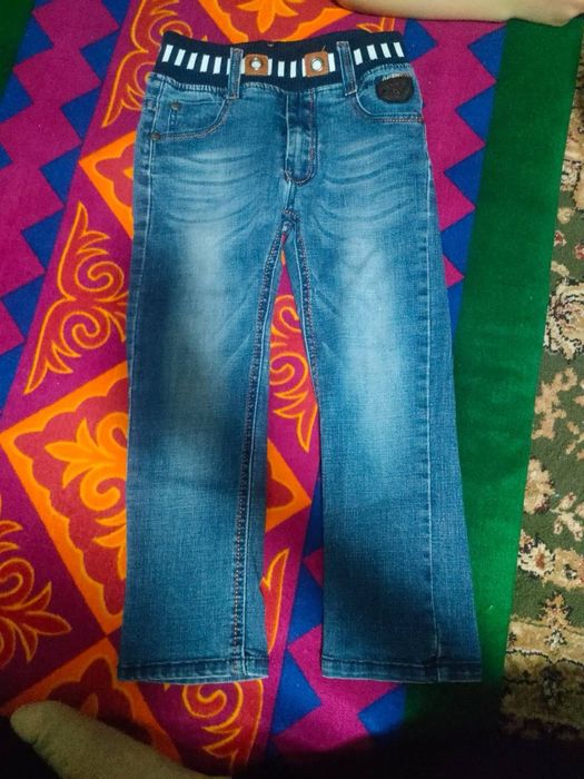 Детскийе джинсы.