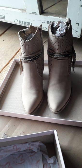 Botine marca  Dee Zee