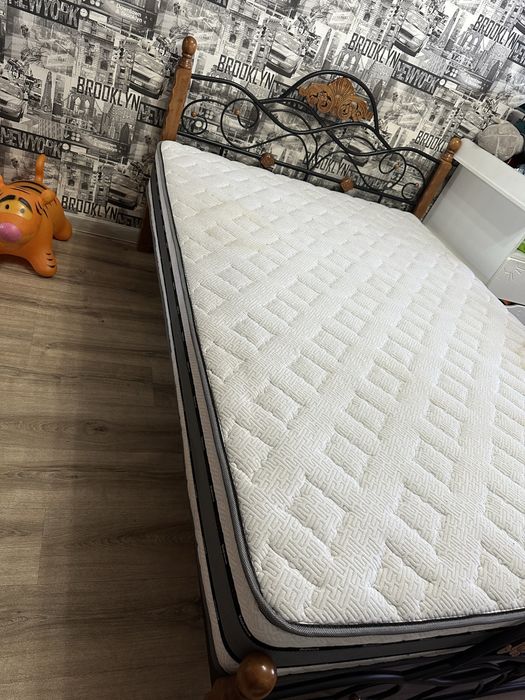 Продается кровать с матрасом