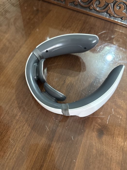 Bo'yin massajor to'k sipat qilib massaj qiladi yengi