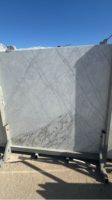 Моамор белый, в плитках и слэбах