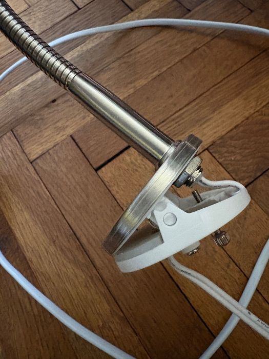 Lampǎ LED cu braț flexibil, destinată montării sub mobilier
