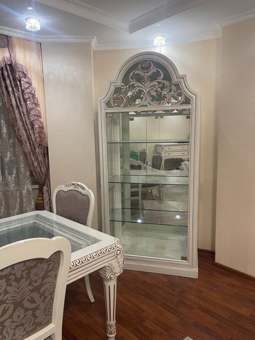 Продается 2 шкафа-витрина (сервант) в классическом стиле