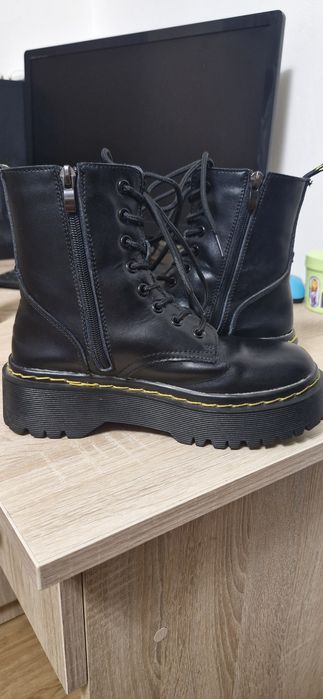 Bocanci cu platforma Dr. Martens