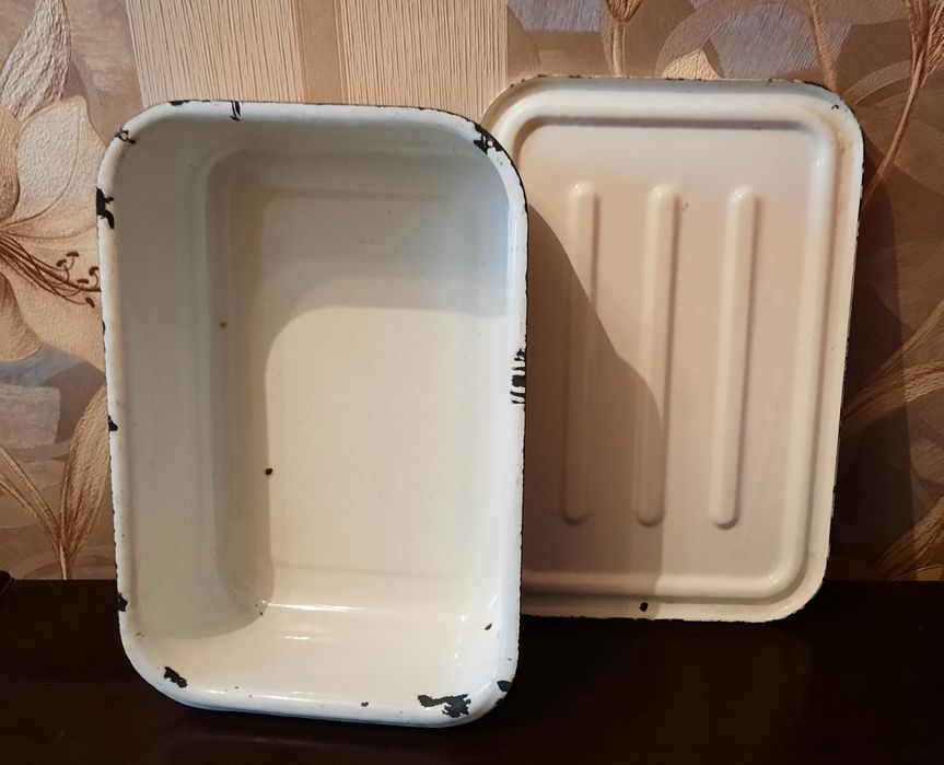 Посуда для холодца с крышкой.