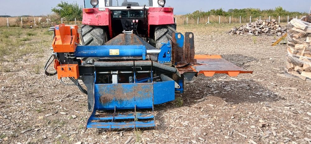 Vând presă (despicător) de spart lemne de foc Balfor, cu o forță de 35 de tone. Preț: 7.200 de euro.