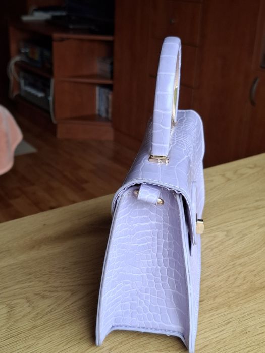 Малка кожена чанта в нежен лавандулов цвят