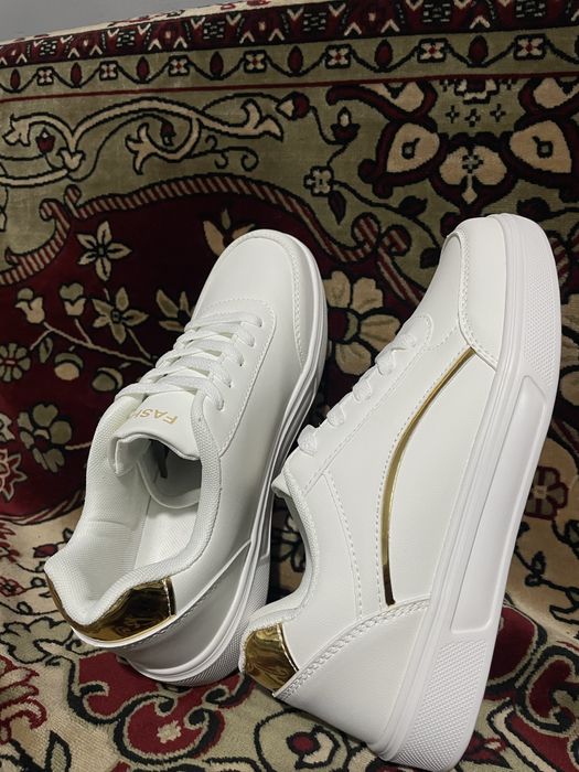 кроссовки женские