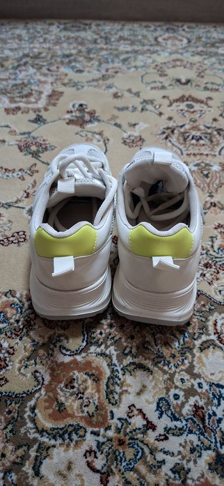 Продам женские кроссовки