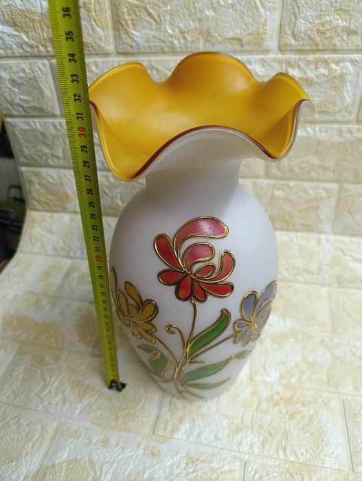 Вазата е Norleans Satin Tutin италианско производство