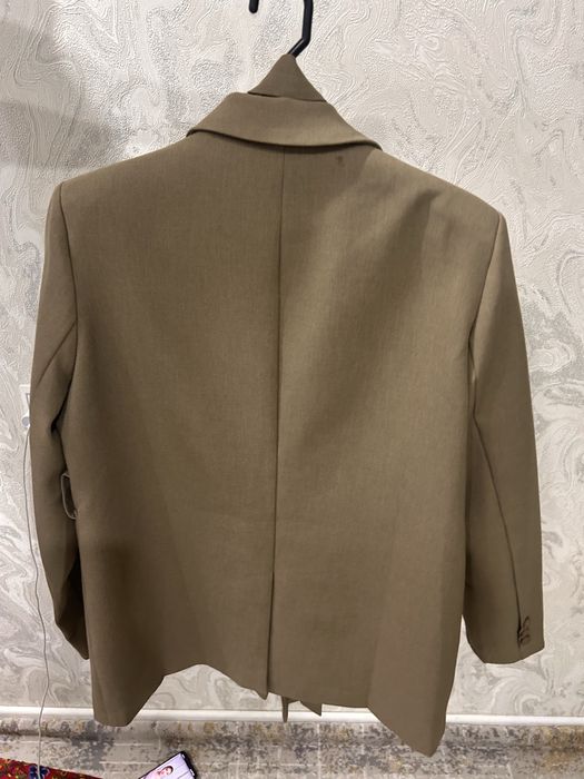 Костюм мен кыска шапан сатылады!