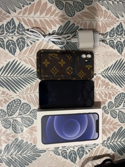 Продам Iphone 12