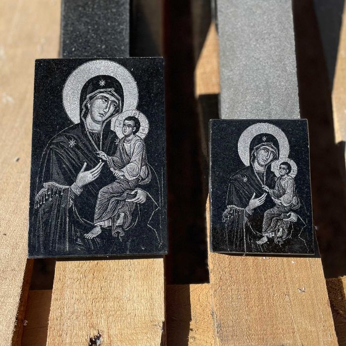 Гравирана икона Богородица с младенеца върху черен гранит за подарък