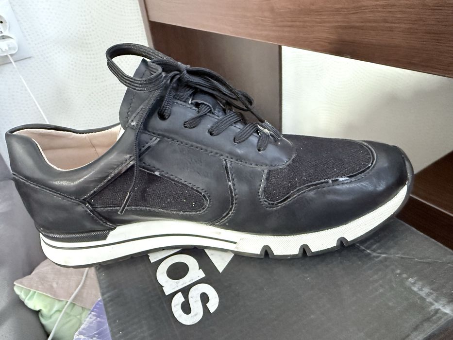 Кроссовки коженные новые абсолютно