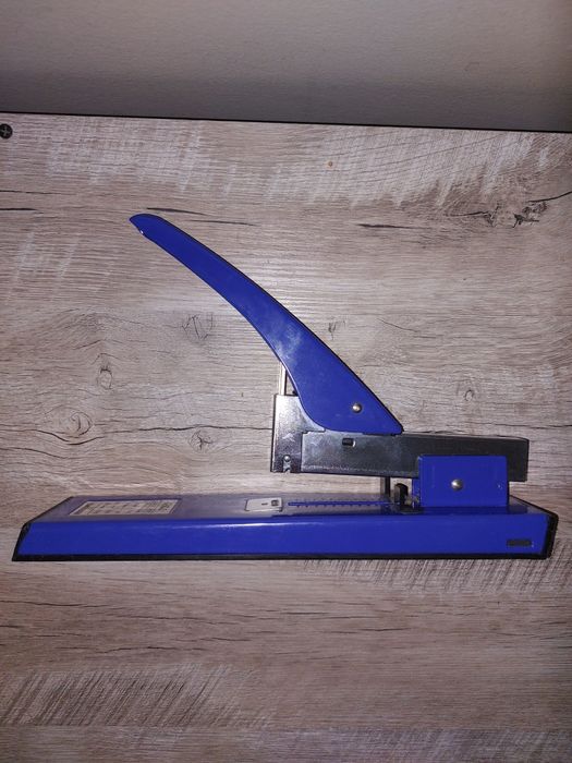 Большой,канцелярский степлер.