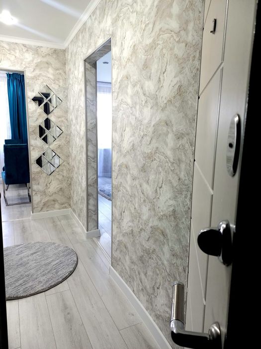 Поклейка обоев / галтелей