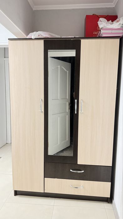Продам шкаф с зеркалом