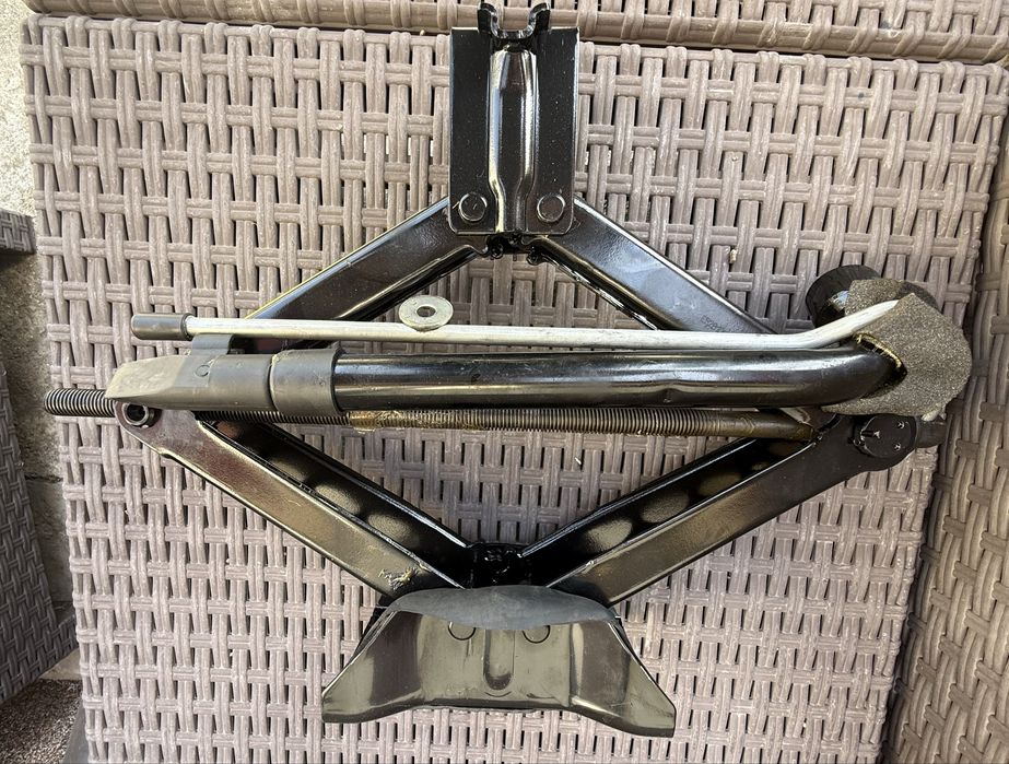 Kit pana Cheie roti si Cric pentru SUV Land Rover Discovery Evoque