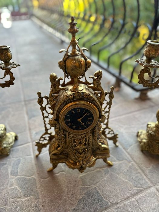 Ceas pentru semineu din bronz cu două sfeșnice