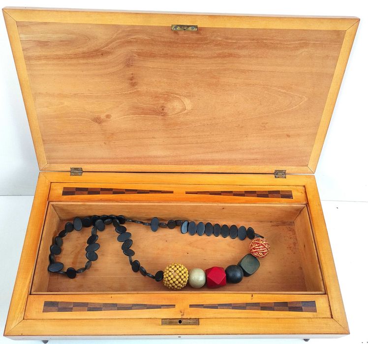 Специална дървена кутия с история, за съхранение на бижута или бижутерия.