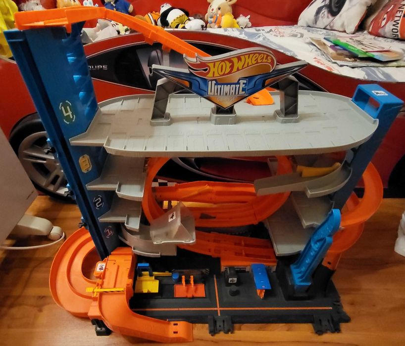 HotWheels гараж за колички и писти