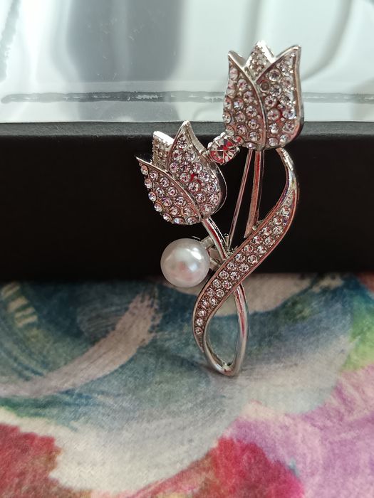 Красиви дамски брошки