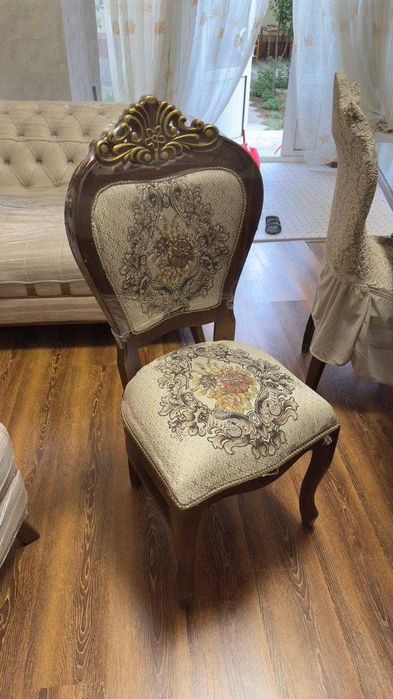 Продается новый стол со стульями