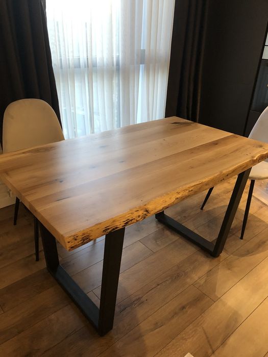 Маса от масив дъб с метални крака