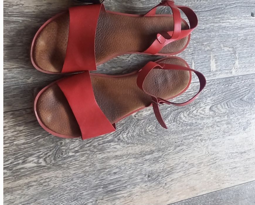 Кожанные 39рр 2000тенге