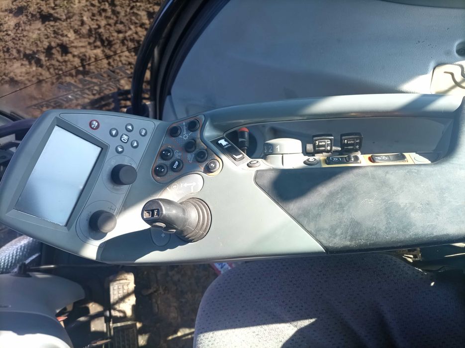 продавам трактор Valtra T203D с движение назад